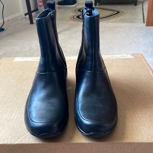BRAND NEW, ONLY WORN INSIDE, “MERRELL” BLACK LEATHER, WATERPROOF, ANKLE BOOTS